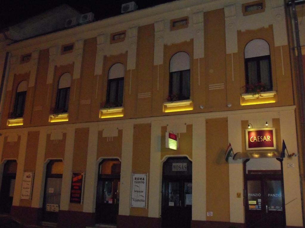 Отель Caesar Panzio Папа Экстерьер фото